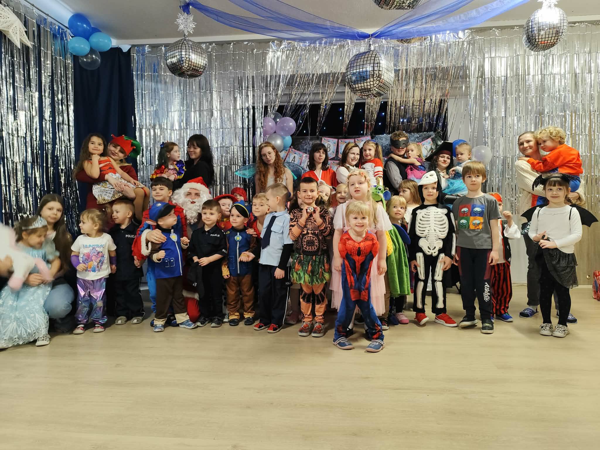 Bajkowy karnawał w przedszkolu – uczniowie V LO z wizytą u najmłodszych 🎭