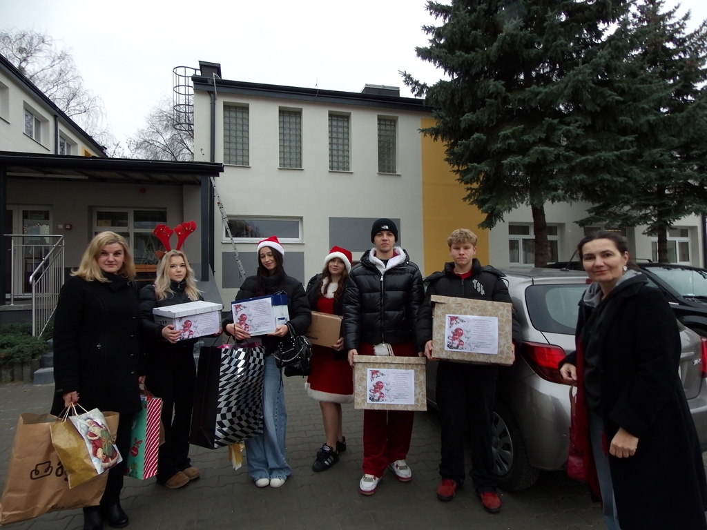 Uczniowie V LO z pomocą dla potrzebujących 💙