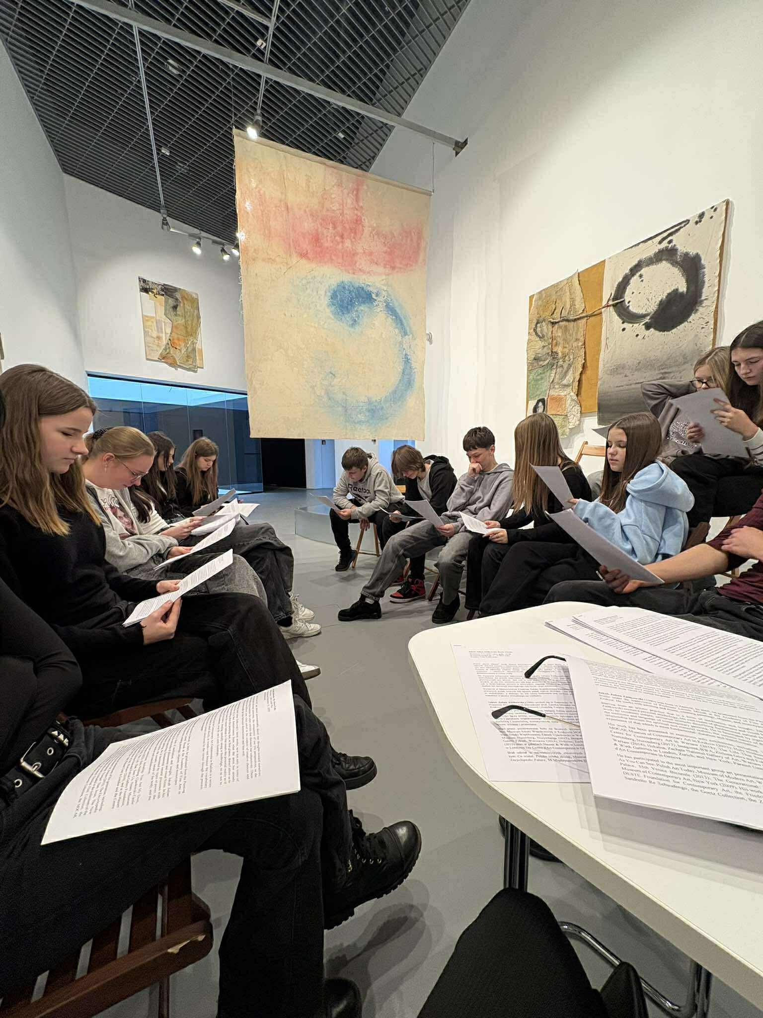 Odkrywając Własne Życie - uczniowie na lekcji w muzeum sztuki